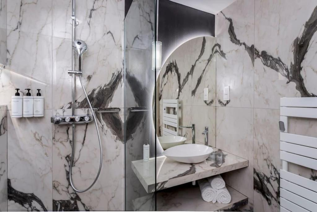 Luxury 5 Bedroom & 5 Bathroom - Eiffel Tower