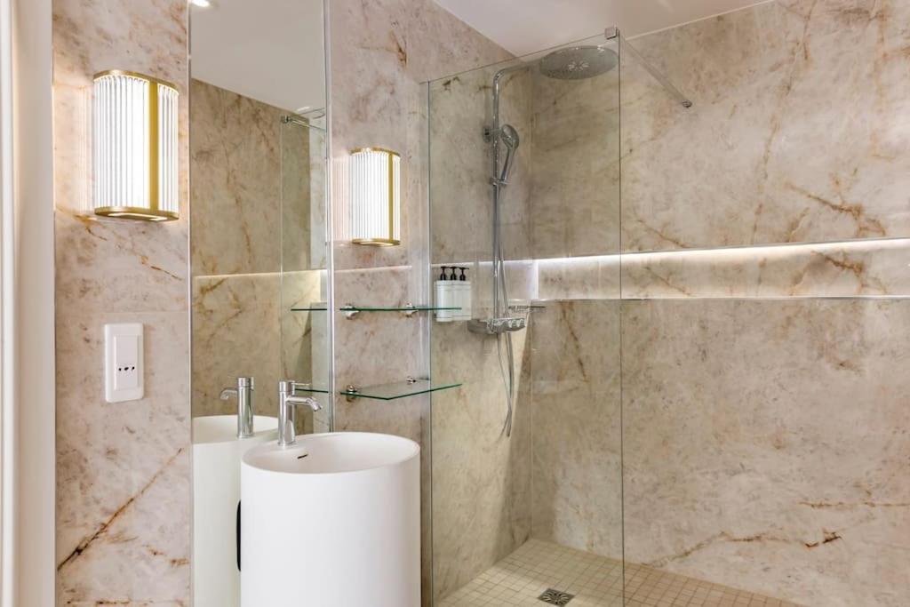 Luxury 5 Bedroom & 5 Bathroom - Eiffel Tower *