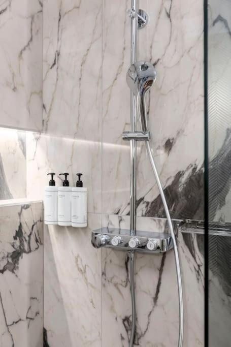 Luxury 5 Bedroom & 5 Bathroom - Eiffel Tower Appartement Parijs