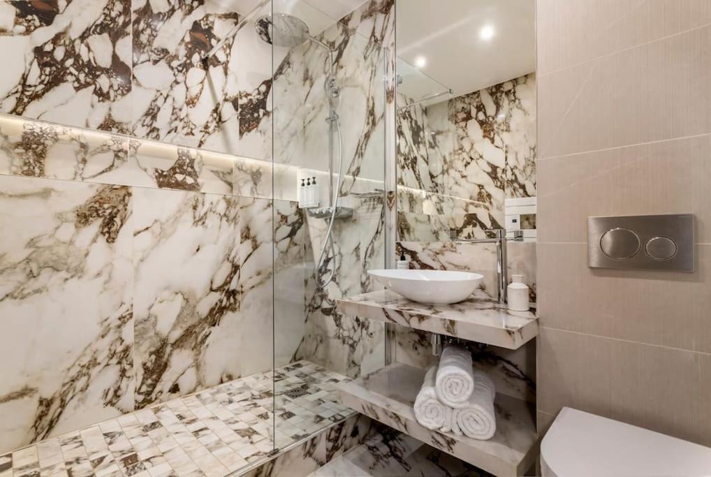 Luxury 5 Bedroom & 5 Bathroom - Eiffel Tower